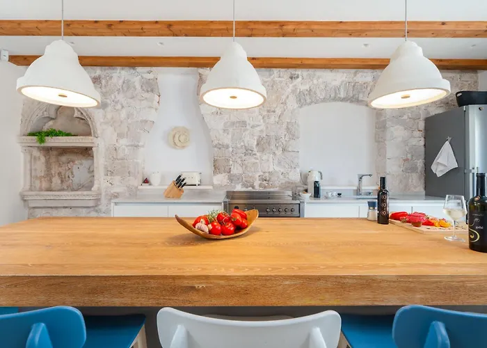 Riva Lavanda Hvar, Old Town